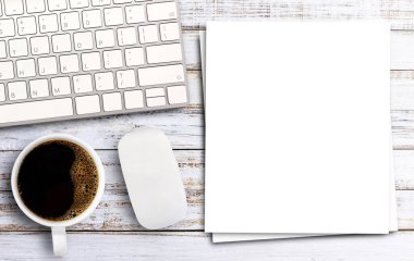 Beyaz kağıt, kahve, tahta masa arkaplanındaki klavye bilgisayarı. herhangi bir tasarım için boşluk. 