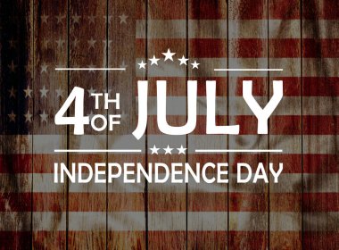 Bağımsızlık günün kutlu olsun ve tahta üzerinde ABD bayrağı olan bir mesaj. Üst Manzara. Bağımsızlık Günü konsepti.