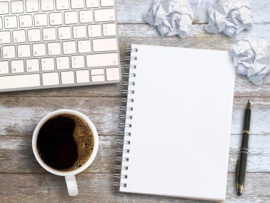 Çalışma masası tasarım konsepti. Bardaklı ahşap ofis masası, bir fincan kahve, defter ve malzemeler. Fotokopi alanı olan üst manzara, düz yatak. Masanın üzerinde modern çalışma alanı.