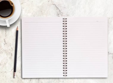 Üst görünüm boş defter, mermer arka planda kalem ve kahve kupası. İş yerindeki ofis masası. düz konum ofis malzemesi konsepti.