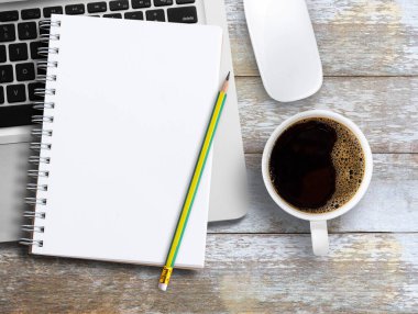 Çalışma masası tasarım konsepti. Bir fincan kahve, defter ve malzemelerle ahşap ofis masası. Fotokopi alanı ve düz yataklı üst manzara. Masanın üzerinde modern çalışma alanı.