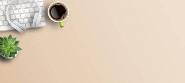 Çağrı merkezi masaüstü, kulaklık, kahve ve aksesuarlar kahverengi arka planda. Ticari pazarlama tasarımı için panoramik pankart. Boşluğu kopyala