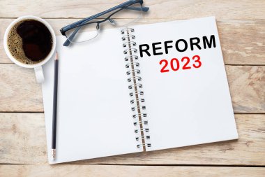 REForm 2023 Ofis masasının arkasındaki deftere yazılmış metin. İş stratejisi, İş ve Finans kavramı