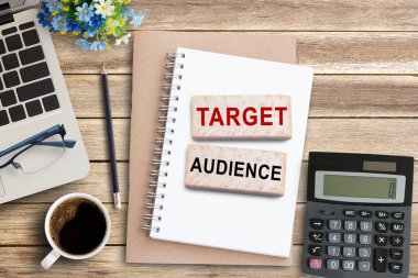 TARGet UDENCE, ofis masasının arkasındaki not defterine metin. İş stratejisi, İş ve Finans kavramı.