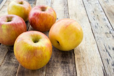 Ahşap masa arka plan üzerinde taze elma