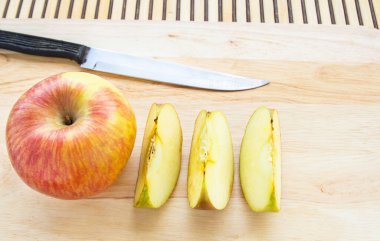 Ahşap masa arka plan üzerinde taze elma