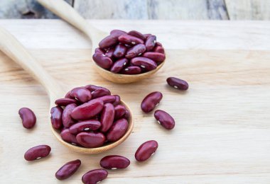 Tahta kaşık ahşap masa arka plan üzerinde kırmızı fasulye