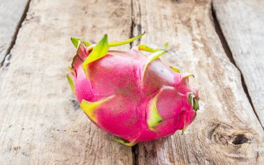 Ahşap masa arka plan üzerinde taze dragon meyve