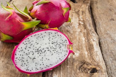 Ahşap masa arka plan üzerinde taze dragon meyve