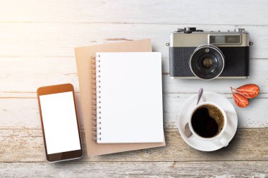 Boş not defteri, eski fotoğraf makinesi ve kahve fincanı kopya alanı Beyaz ahşap tablo