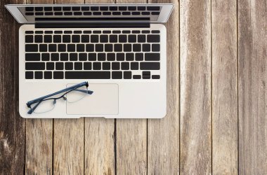 Ofis, banka donatımı ve aygıtları ahşap bir masa dizüstü bilgisayar ile karışımı. Kopya alanı ile Üstten Görünüm