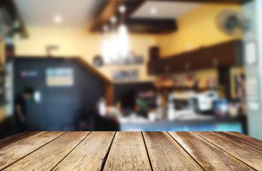 Seçilen odak boş kahverengi ahşap masa ve kahve dükkanı veya restaurent arka plan bulanıklık. Fotomontaj veya ürün ekran. Kopya alanı herhangi bir tasarım için