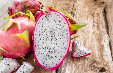 Ahşap masa arka plan üzerinde taze dragon meyve