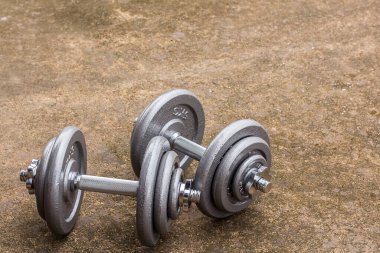 Halter çimento katta kapatın. Fitness kavramı