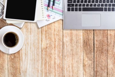 Laptop bilgisayarı, kahve fincanı ve akıllı telefonu olan ofis masası.. 