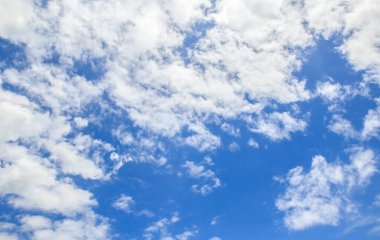 Herhangi bir tasarım için mavi gökyüzünde beyaz bulutlar