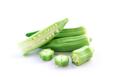 Beyaz bir arka plan üzerinde taze bamya kadar kapatın