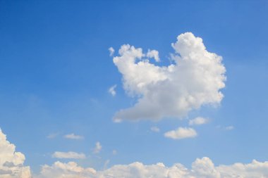 Herhangi bir tasarım için mavi gökyüzünde beyaz bulutlar