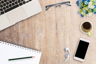 Ofis büro dizüstü bilgisayar, dizüstü bilgisayar, smartphone, ahşap masa arka plan üzerinde kahve. Kopya alanı için herhangi bir tasarım ile Üstten Görünüm
