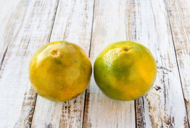 Mandalina Beyaz ahşap masa arka plan üzerinde