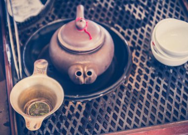 Bulanık su ısıtıcısı ve bir bardak çay kahve dükkanında - vintage filtre efekti soyut