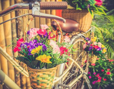 Çiçek sepeti Bisiklet gidon - retro filtre efekti ile asılı