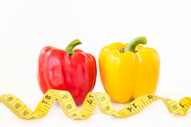 Sarı şerit metre ve tatlı biber beyaz arka plan üzerinde. Sağlıklı yaşam konsepti