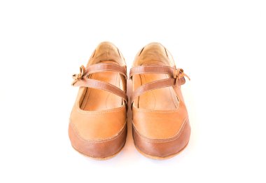 Beyaz arka plan üzerinde rahat kahverengi deri Bayan Ayakkabı