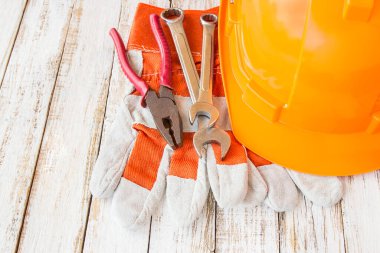 Deri iş eldivenleri ve Beyaz ahşap masa anahtarı ile Emanet şapka