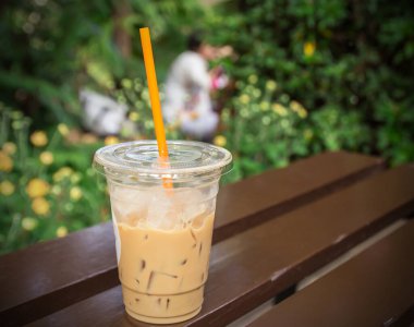 Buzlu kahve ahşap bir masa üzerinde kapatın