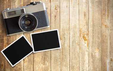 Vintage film kamerası ve iki boş çerçeveler ahşap masa üzerinde. Kopya alanı tasarım ile Üstten Görünüm