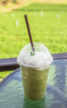 Buzlu çay plantasyon arkasındaki masada yeşil çay