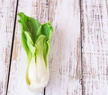 taze marul Beyaz ahşap bir masa bırakır.