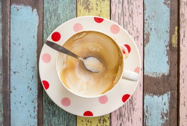 Eski ahşap masa, üst görünümü üzerinde kahve fincanı