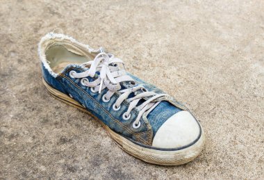 Yerdeki kirli eski Ayakkabı