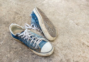 Yerdeki kirli eski Ayakkabı