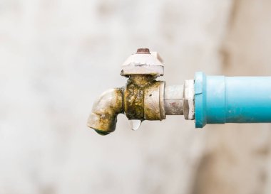 Closeup eski su musluk vanası