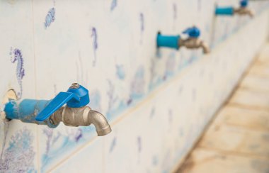 Closeup eski su musluk vanası