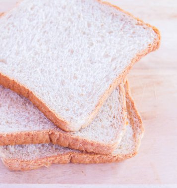 Ahşap arka planda yakın çekim dilimlenmiş ekmek