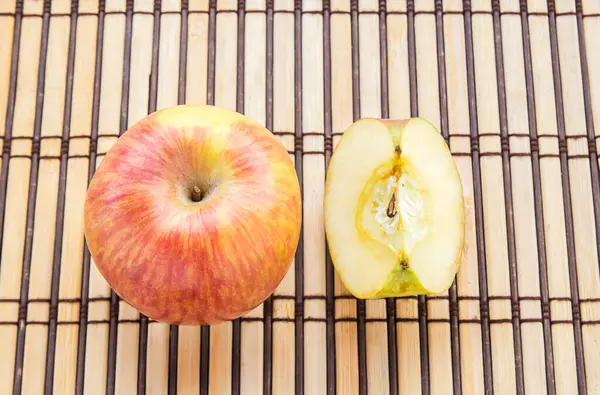 Ahşap masa arka plan üzerinde taze elma