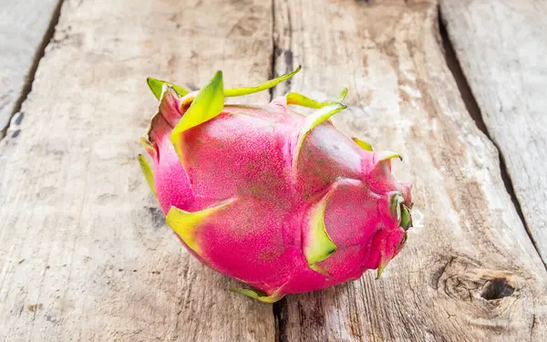 Ahşap masa arka plan üzerinde taze dragon meyve