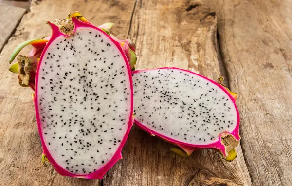 Ahşap masa arka plan üzerinde taze dragon meyve
