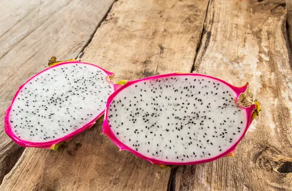 Ahşap masa arka plan üzerinde taze dragon meyve