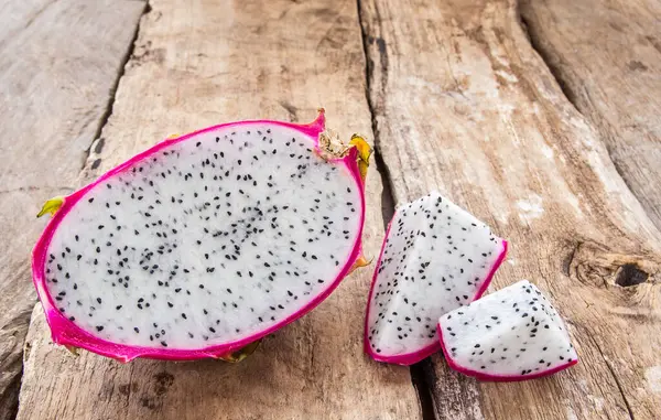 Ahşap masa arka plan üzerinde taze dragon meyve
