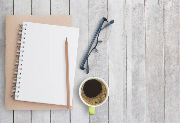Пустой бумажный блокнот на белом деревянном фоне. Вид сверху с пространством для копирования (селективный фокус). Концепция стола
.
