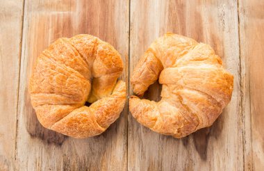 Eski ahşap masa arka plan üzerinde taze kruvasanlar