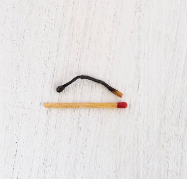 Beyaz ahşap arka plan üzerinde kullanılan maçın yakın çekim