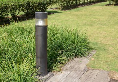 Sokak lambası yeşil bahçesinde siyah metal