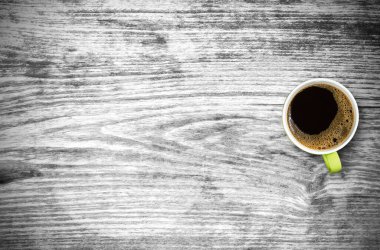 Eski ahşap masa manzaralı sade kahve fincanı tasarım için fotokopi alanı.