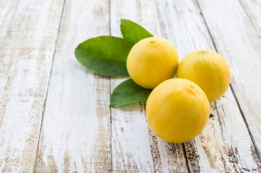 Beyaz ahşap masa arka plan üzerinde taze limon